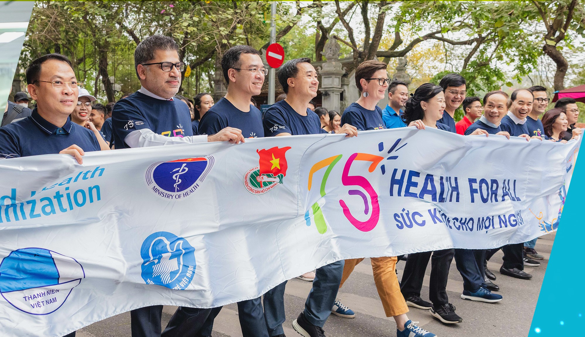 Đội ngũ lãnh đạo cùng nhân viên AstraZeneca Việt Nam tham gia các hoạt động cộng đồng