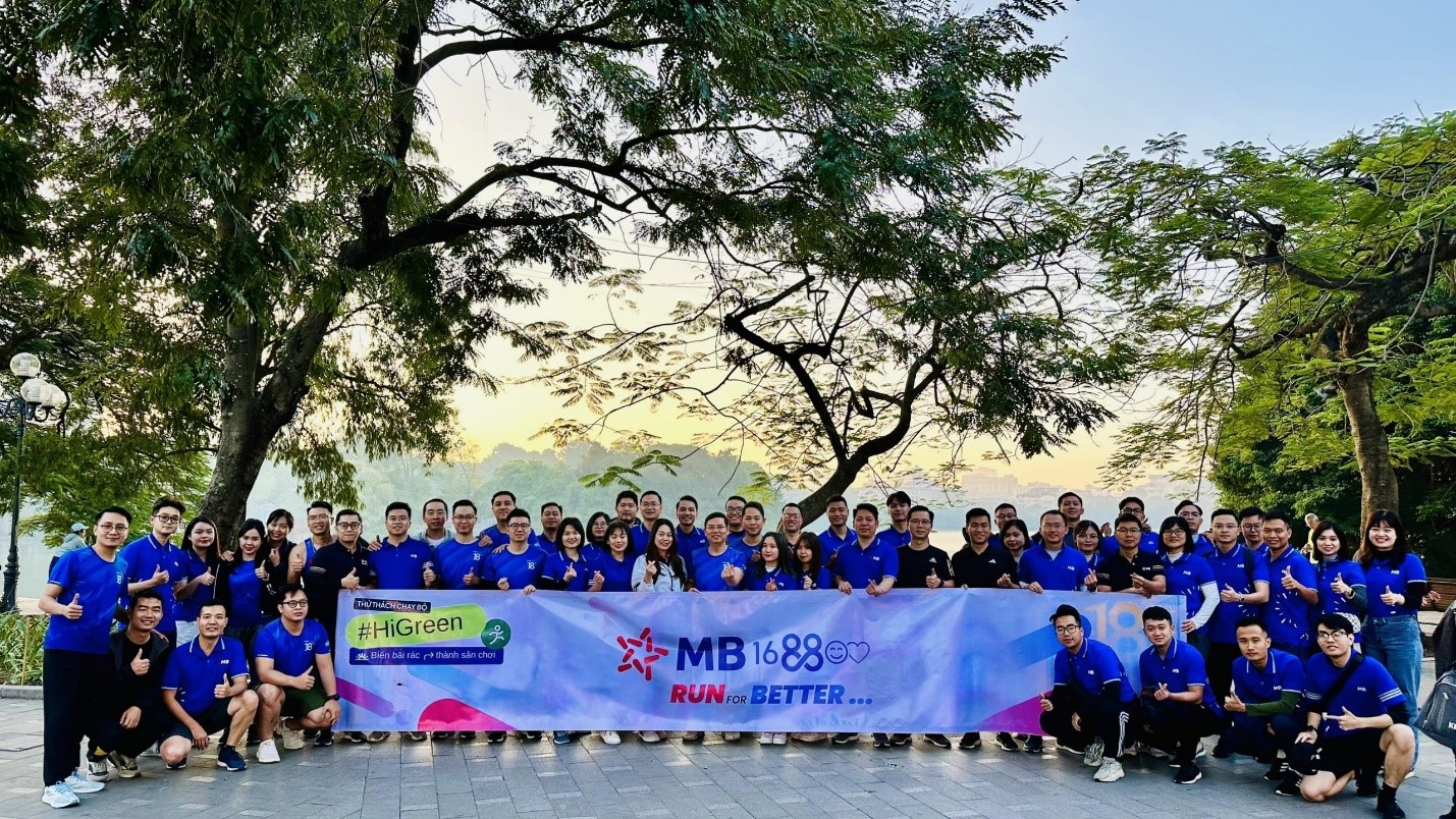 MBers tham gia thử thách chạy bộ, HiGreen – Bình Minh Xanh do MBBank khởi xướng nhằm truyền tải thông điệp sống bền vững, quan tâm tới môi trường và cộng đồng