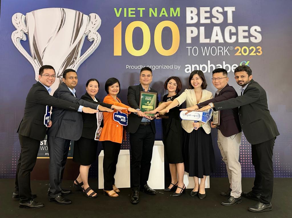 Khoảnh khắc ăn mừng chiến thắng của đại diện tập thể ban lãnh đạo Wipro tại lễ vinh danh Nơi Làm Việc Tốt Nhất Việt Nam® 2023